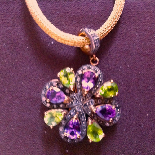 Pendentif Pendentif or et argent avec améthystes, péridots et diamants 58 Facettes R 650  Rie