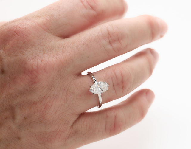 Bague 56 Solitaire diamant taille marquise en or gris 58 Facettes