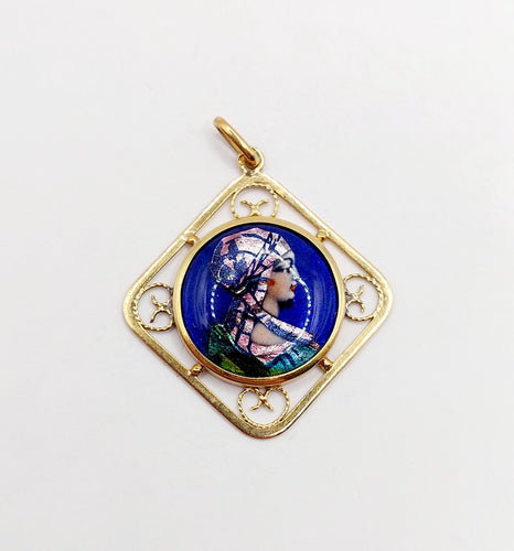 Pendentif Pendentif Art nouveau Limoges en or 18k, plaque émaillée à la jeune fille 58 Facettes A06402
