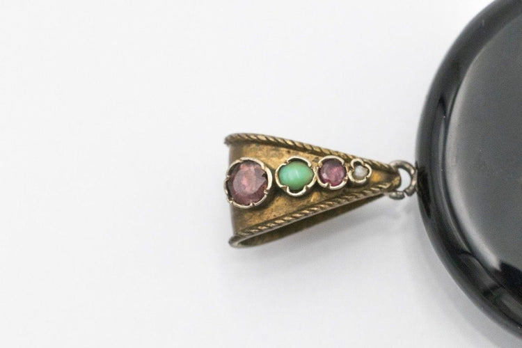 Pendentif Médaillon antique en onyx avec perles, grenats et turquoises 58 Facettes 11313