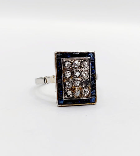 Pierścionek marquise art déco z białego złota 18k z diamentami i szafirami kalibrowanymi (około 1920) 