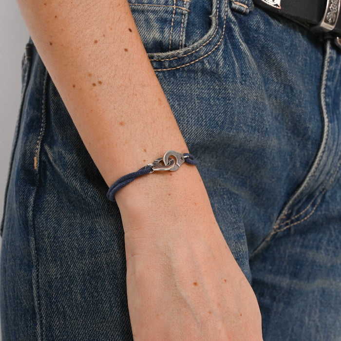 Bracelet DINH VAN - Bracelet Menottes en argent et cordon bleu 58 Facettes 98251