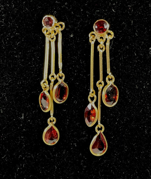 Yellow gold and garnet earrings