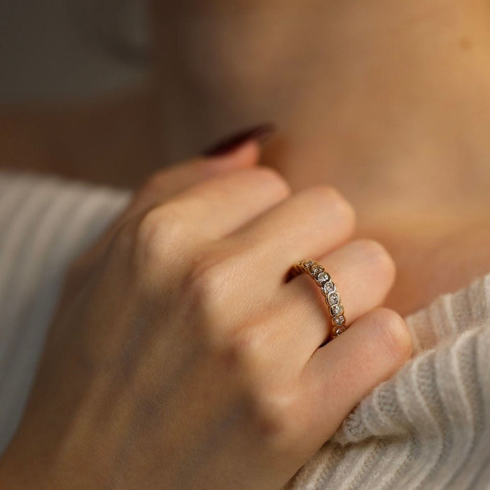 Anillo de matrimonio en oro amarillo y diamantes brillantes.