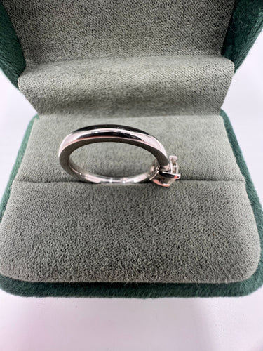 Solitér ve zlatě s diamantem