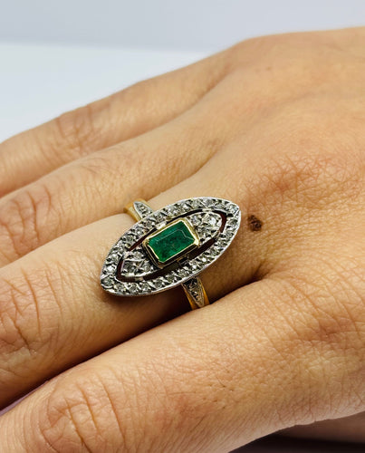 Bague 58 Bague Art Déco en or avec accents de platine, sertie d'une émeraude naturelle et de 28 diamants. 58 Facettes E14