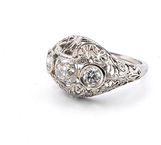 铂金戒指，镶有钻石 