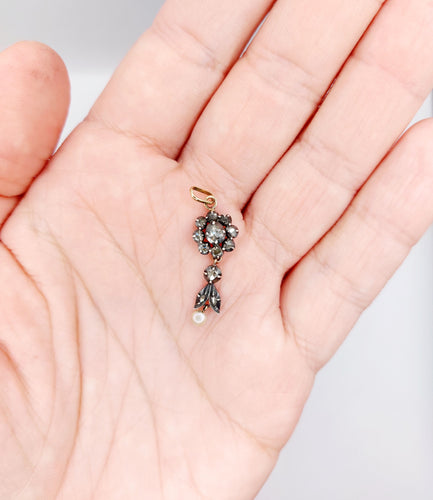 Pendentif Pendentif victorien fleur or jaune et argent, diamants taille roses sur paillon et perle (circa 1880) 58 Facettes A05643