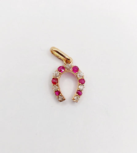 Pendentif Pendentif fer à cheval or rose, diamants et rubis (circa 1900) 58 Facettes A06034