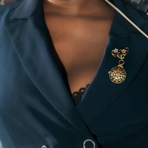 Montre Baume & Mercier - Broche montre émail en or jaune 18k 58 Facettes