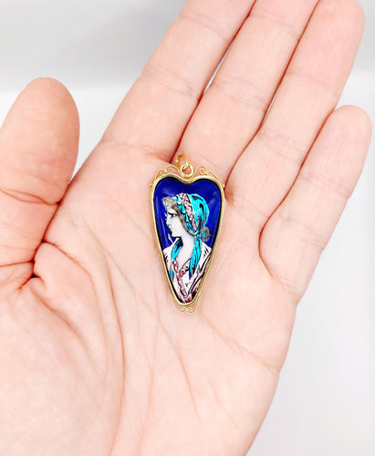 Pendentif Pendentif Art Nouveau Limoges or jaune, plaque émaillée jeune fille (circa 1910) 58 Facettes A06386