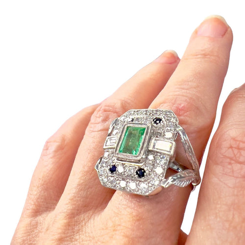 Bague 56 Bague en platine de style Art Déco avec diamants, saphirs et émeraude 58 Facettes Q72B (923)