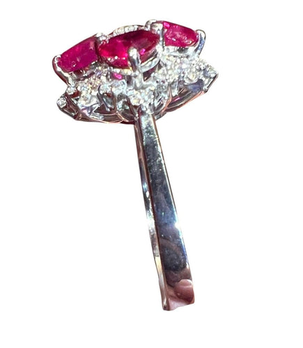 Bague Bague en or blanc 4  rubis taillés en coeur  et pavage de diamants 58 Facettes 7825 A