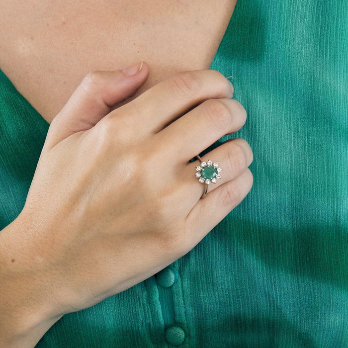 Bague 57 Bague marguerite en or gris, émeraude et diamants 58 Facettes