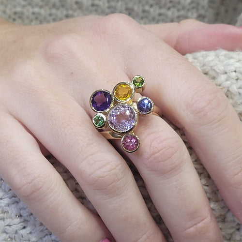 Bague 57 Bague en or jaune avec tourmalines, tanzanite, améthyste, kunzite et saphir 58 Facettes BOR29