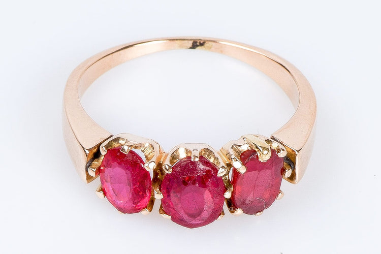 Bague 52 Bague en or rose 18 carats ornée de 3 rubis ovales de 0,66 carats total 58 Facettes BG-RBS-1-101