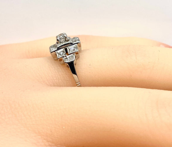 Bague 52 Bague or blanc et diamants, vers 1930 58 Facettes AB651