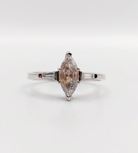 Bague 55 Bague solitaire diamant taille navette et baguettes en or blanc 18k 58 Facettes A06479