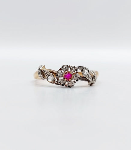 Bague 55 Bague marguerite antique or rose, rubis et diamants (c.1890) 58 Facettes A05453