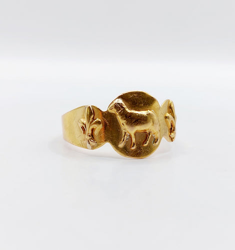 Bague 58.5 Bague chevalière antique or ornée d'un agneau épaulé de fleurs de lys 58 Facettes A05264