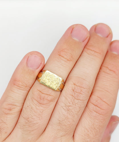 Bague 55.5 Bague chevalière antique fleurs finement ciselées en trois ors 18k 58 Facettes A06432