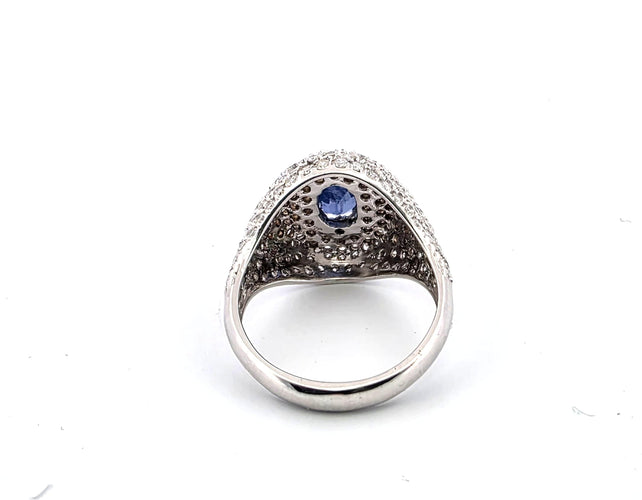 Bague 52 Superbe bague en or jaune avec saphir central et pavé de diamants tout autour 58 Facettes