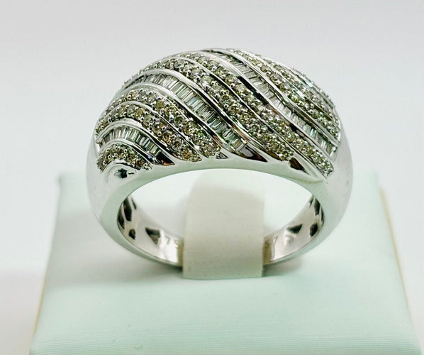 Bague 59 Bague en or blanc au design ondulé et pavé de diamants et de baguettes 58 Facettes 50299