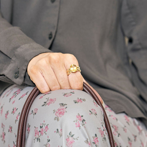 黄金和黄水晶戒指