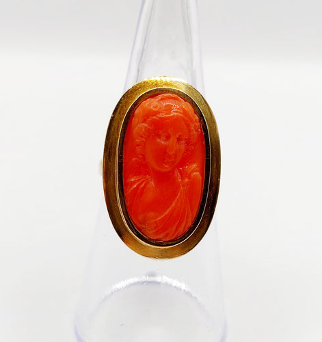 Bague 52 Bague cocktail style antique or jaune, camée sur corail jeune fille (circa 1960) 58 Facettes A06378