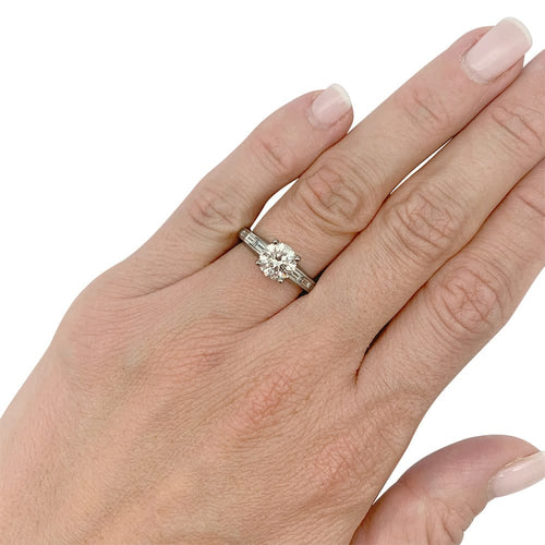 Bague 51 Bague solitaire accompagné de diamants baguette. 58 Facettes 31937