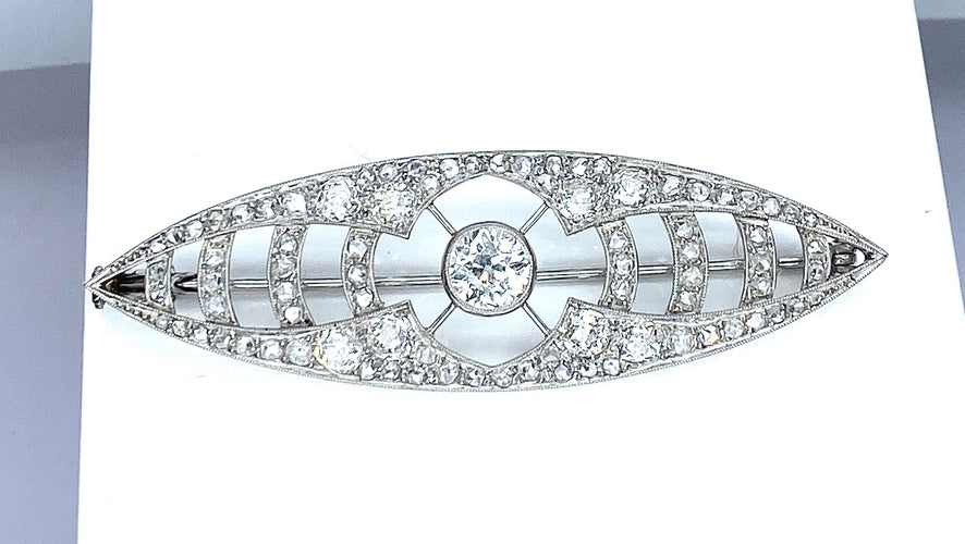 Broche de ouro branco e Platina cravejado de diamantes por volta de 1900