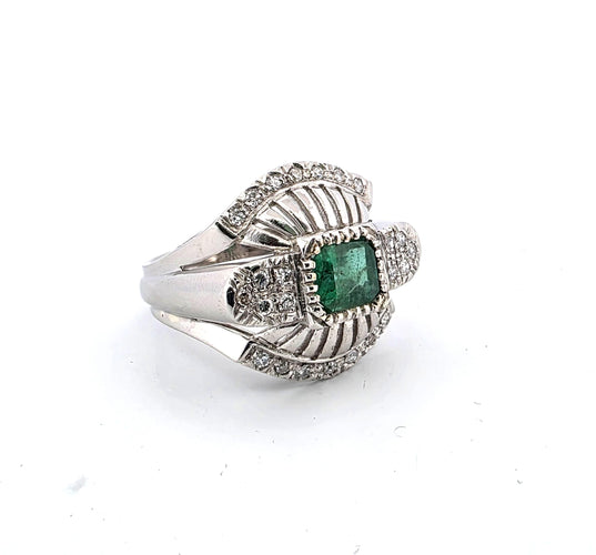 Bague 57 Bague en platine avec émeraude centrale et diamants environnants 58 Facettes