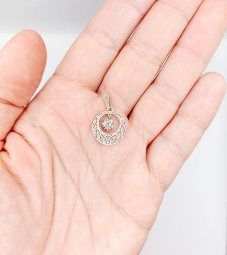 Pendentif Pendentif Art Déco or blanc , diamants et monture finement ciselée (circa 1920) 58 Facettes A05580