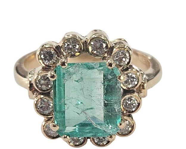Bague 51 Bague en or jaune sertie d'une émeraude colombienne naturelle de 2,20 carats et de diamants 58 Facettes Q409B