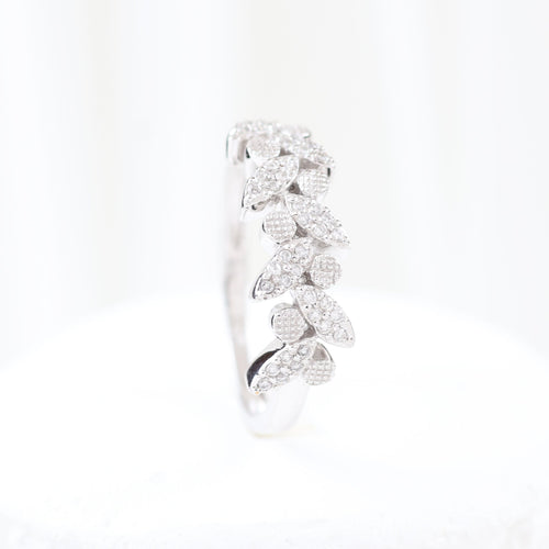 Vegetabilsk ring med briljantslipte diamanter i 18 karat hvitt gull 