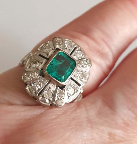 Bague 53 Bague ovale festonée or blanc, émeraude centrale rectangulaire entourée de diamants 58 Facettes C 588