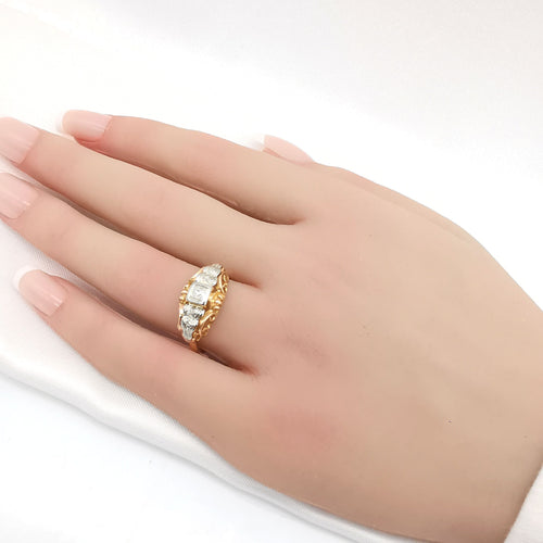 复古黄金戒指与钻石 