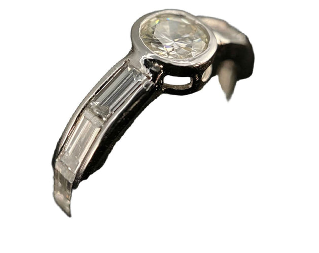 Bague 56.5 Bague or blanc sertie d'un diamant central de 1 carat et 2 carats de diamants baguette 58 Facettes