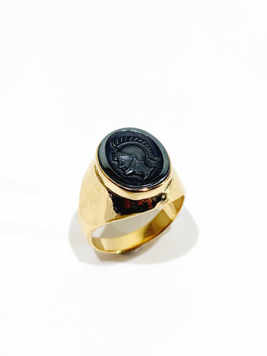 Intaglio ring in gold and hematite 