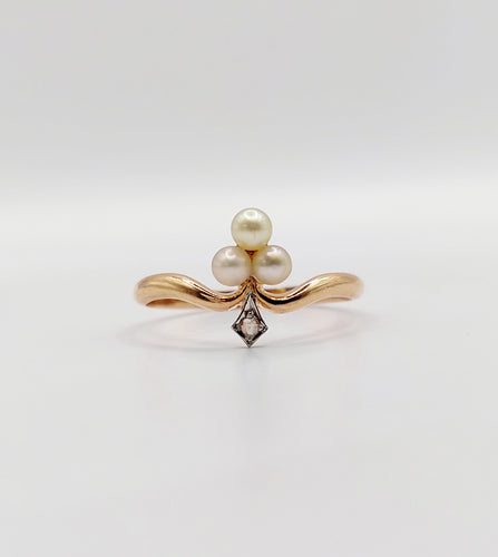 Антички прстен са детелином од ружичастог злата, бисерима и дијамантима