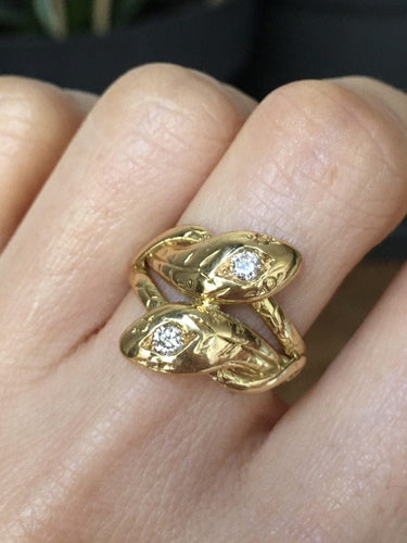 Bague 51 Bague ancienne en or jaune 18K représentant deux serpents 58 Facettes