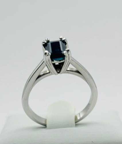 Bague Bague en or avec un saphir central 58 Facettes 50023