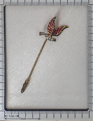 Broche Épingle à cravate vintage d'inspiration Art déco représentant un oiseau en vol avec des pierres précieuses multicolores 58 Facettes 24204-0272