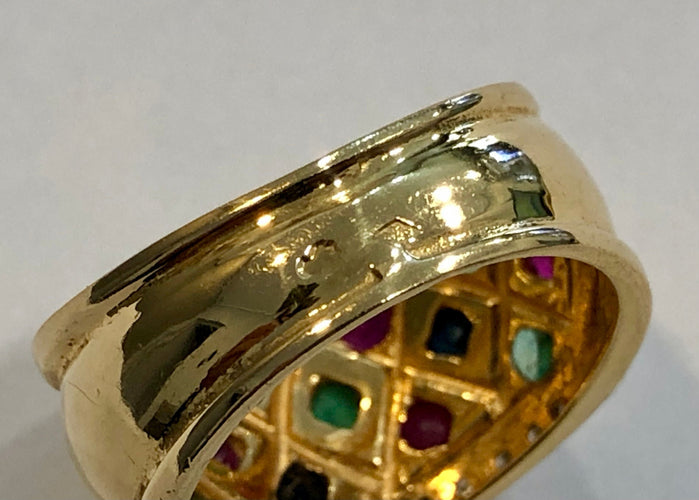 Bague 52 Bague or jaune, saphirs, rubis, émeraude, diamants 58 Facettes