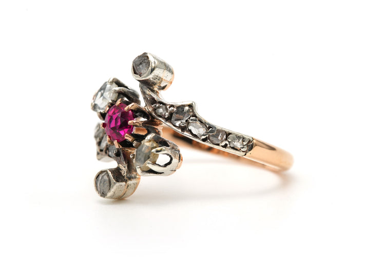 Пръстен Ар Нуво от жълто злато 18 карата и Сребро, инкрустиран с рубини и диаманти с розова "шлифовка" 