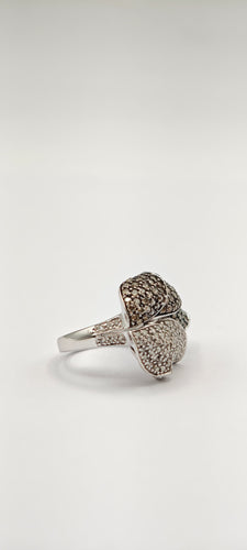 Bague 54 Bague en or blanc sertie de diamants pavés et ornée d'un motif floral 58 Facettes 21006661