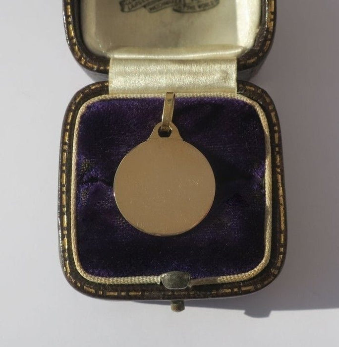 Round yellow gold medal pendant to engrave