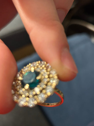 3 karat smaragd og 4 karat diamant gult gull ring