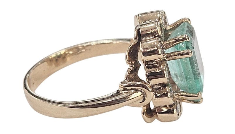 Bague 51 Bague en or jaune sertie d'une émeraude colombienne naturelle de 2,20 carats et de diamants 58 Facettes Q409B