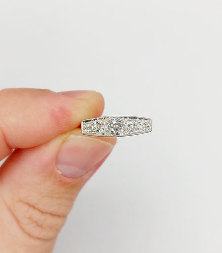 Bague 53.5 Bague jarretière Art déco en or blanc 18k et diamants taille ancienne 0,60 ct 58 Facettes A06451